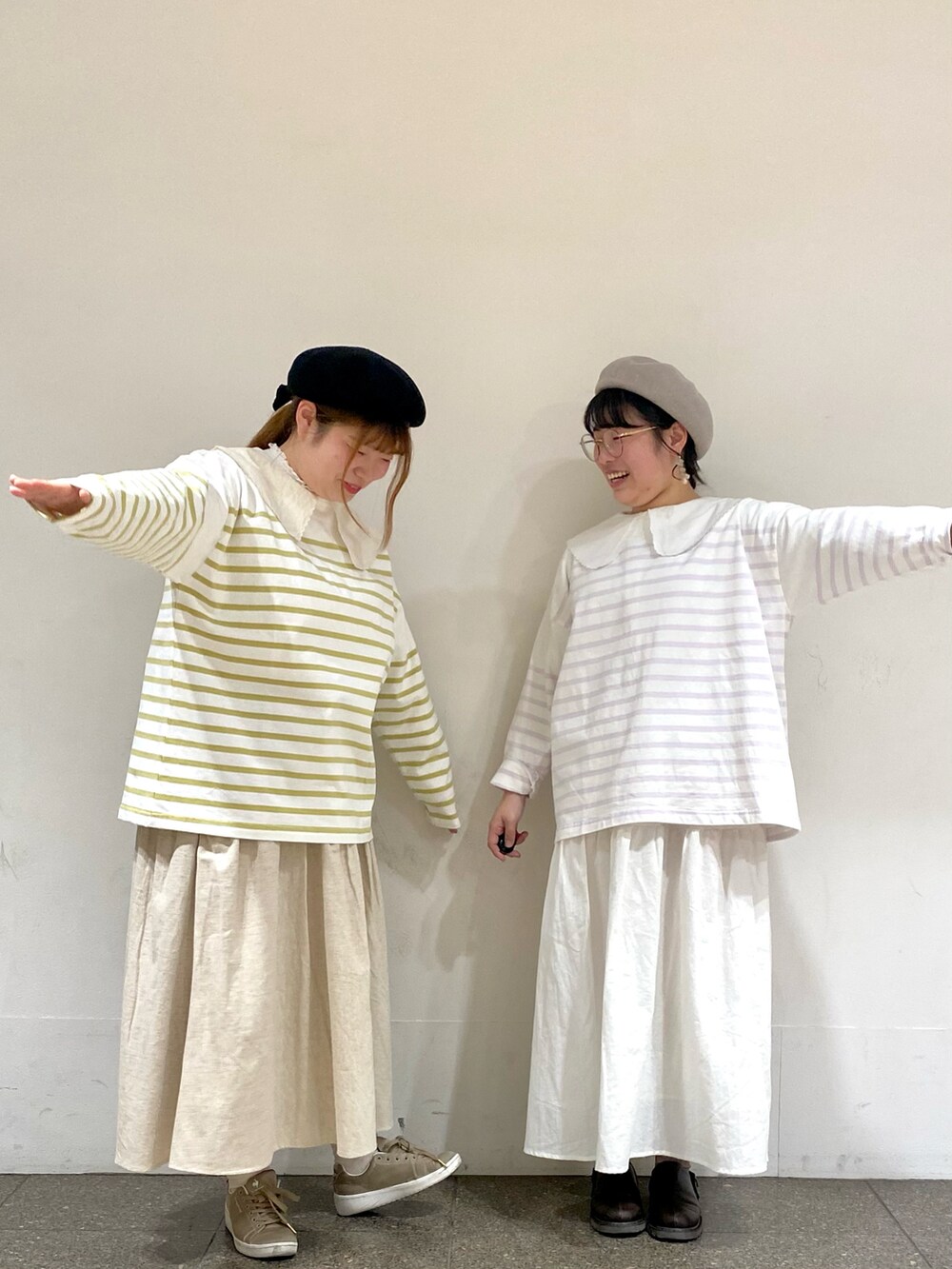 イエロー系のTシャツ/カットソー、ベージュ系のスカート、ブラック系のハットを着用したレディースの春コーディネートの4枚目の写真