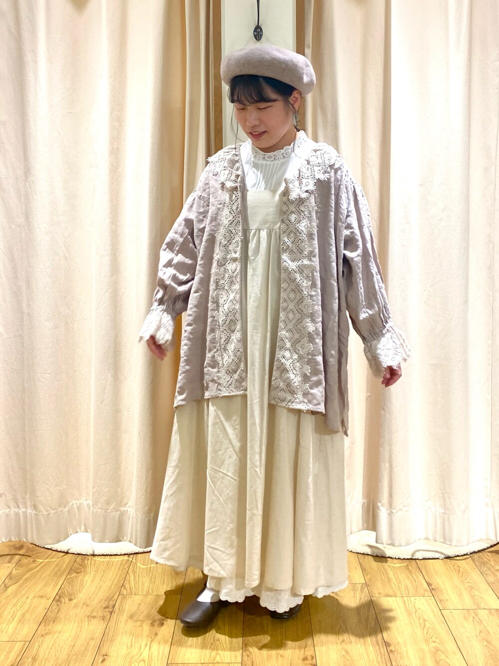 ホワイト系のTシャツ/カットソー、ベージュ系のトップス、ホワイト系のワンピースを着用したレディースの秋コーディネートの3枚目の写真