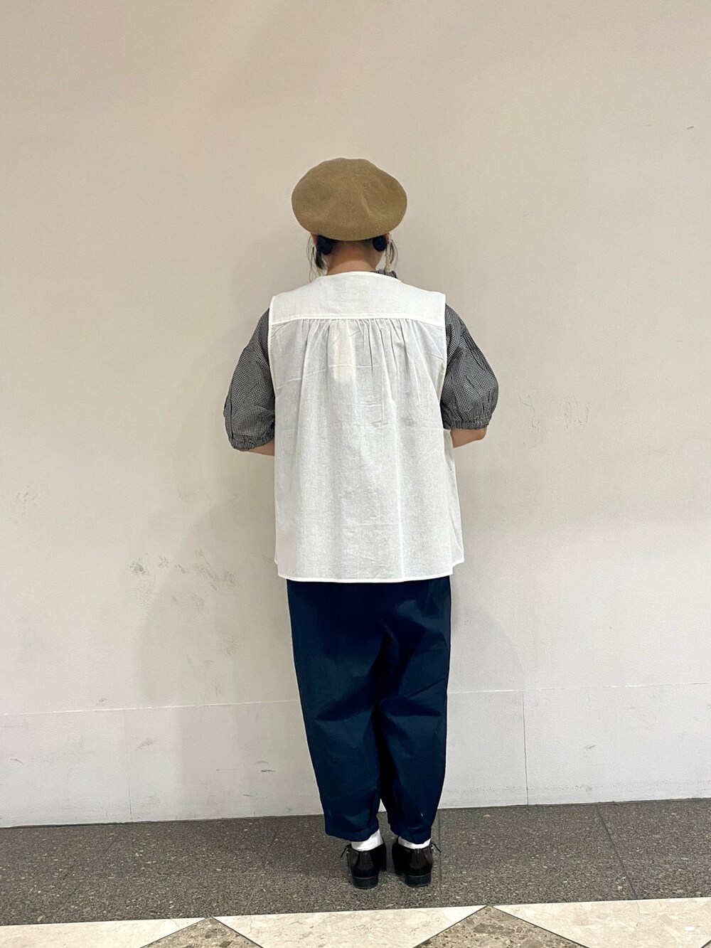 ホワイト系のベスト、ブルー系のその他パンツ、ブラック系のシャツ/ブラウスを着用したレディースの夏コーディネートの2枚目の写真