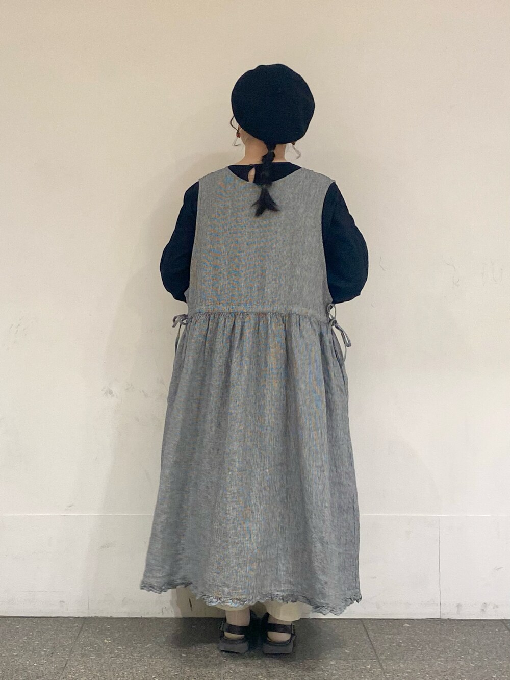 ブラック系のワンピース、ブラック系のワンピースを着用したレディースの春コーディネートの3枚目の写真