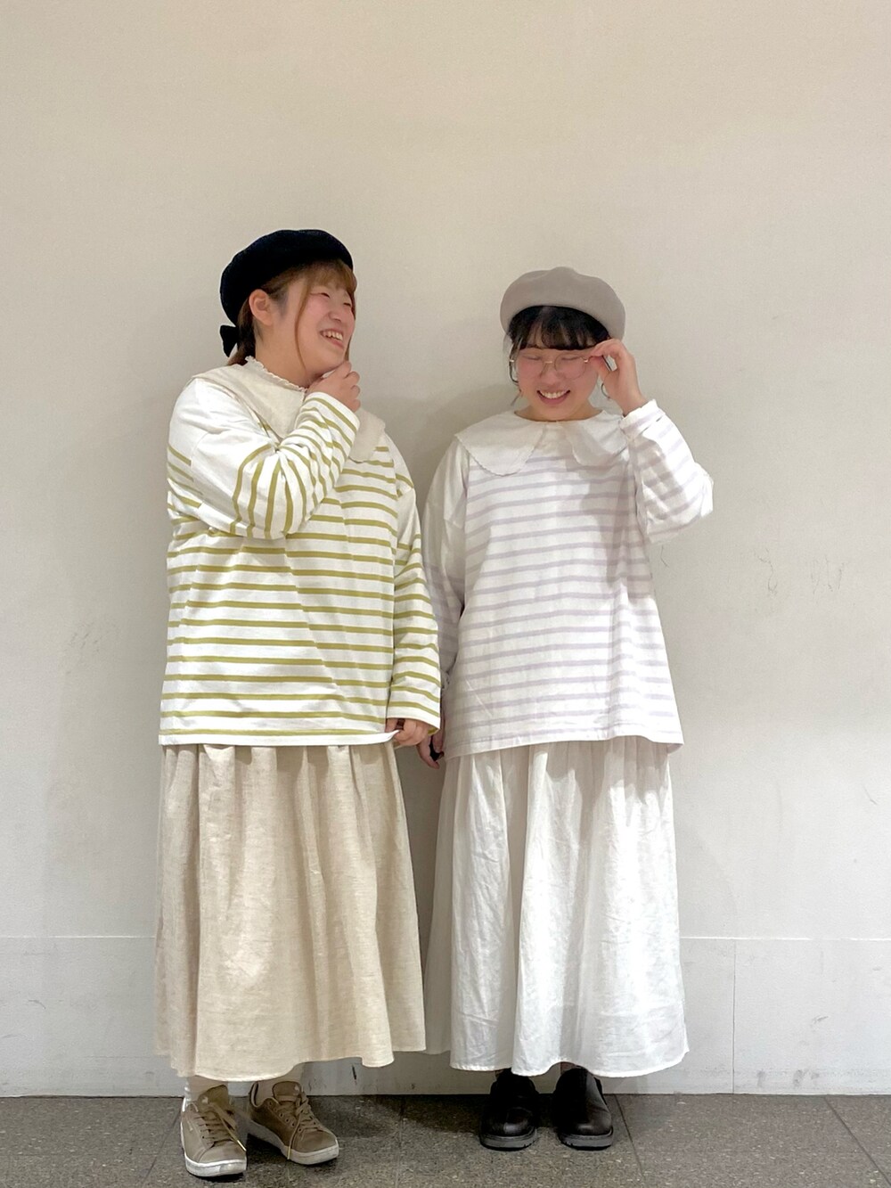 イエロー系のTシャツ/カットソー、ベージュ系のスカート、ブラック系のハットを着用したレディースの春コーディネートの5枚目の写真