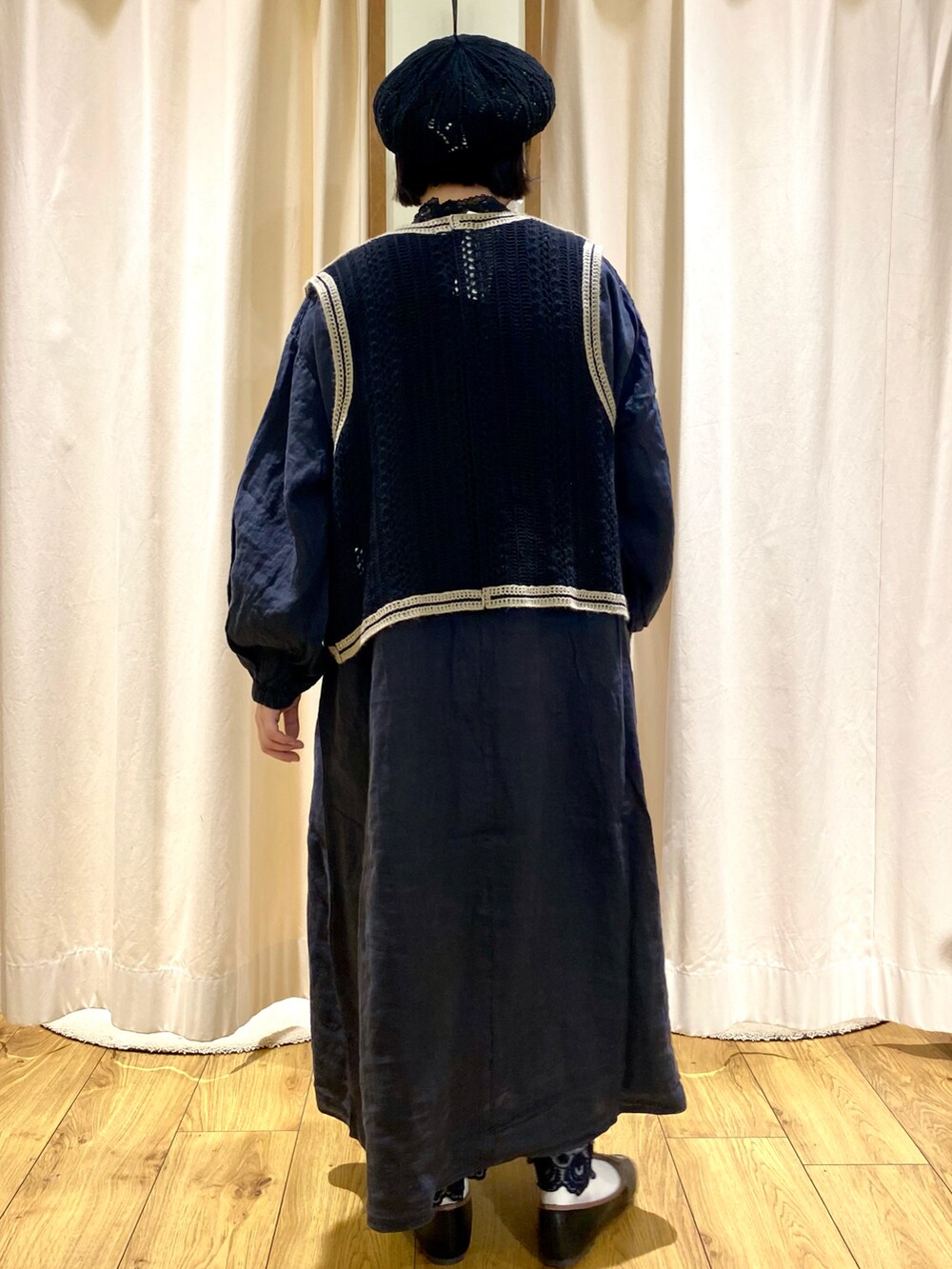 ブルー系のワンピース、ブラック系のベスト、ブルー系のその他パンツを着用したレディースの春コーディネートの3枚目の写真