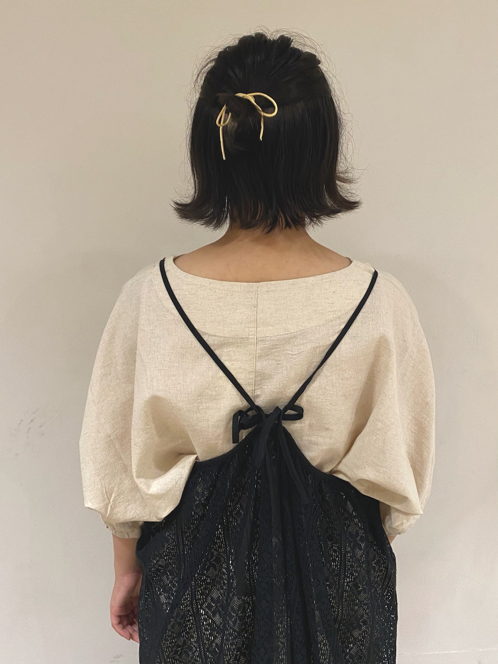 ベージュ系のシャツ/ブラウス、ホワイト系のその他パンツ、ホワイト系のワンピースを着用したレディースの夏コーディネートの2枚目の写真