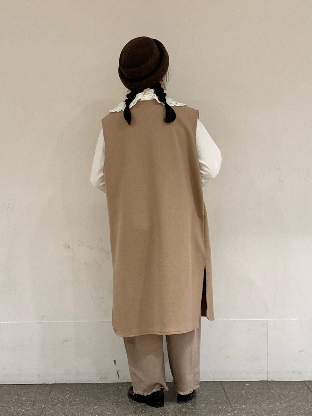 ベージュ系のその他パンツ、ベージュ系のベスト、ホワイト系のシャツ/ブラウスを着用したレディースの冬コーディネートの2枚目の写真