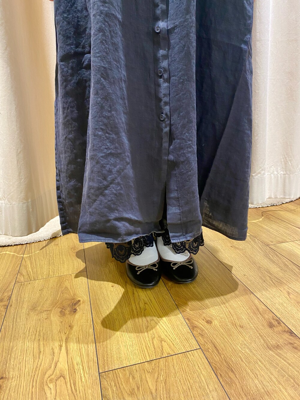 ブルー系のワンピース、ブラック系のベスト、ブルー系のその他パンツを着用したレディースの春コーディネートの5枚目の写真