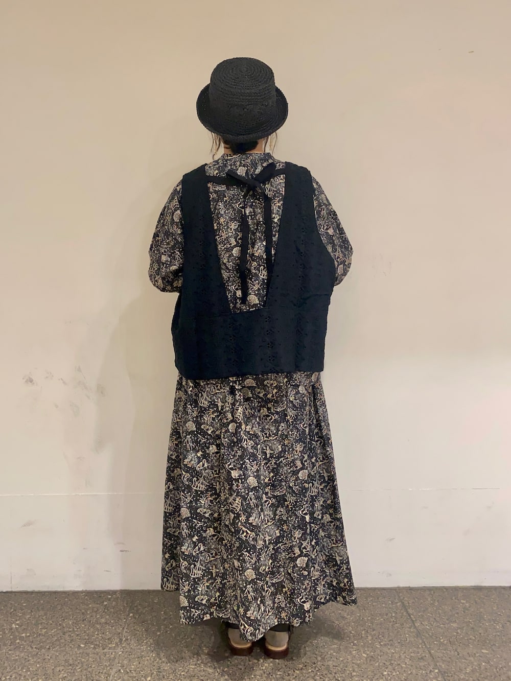 ブラック系のベスト、ブラック系のシャツ/ブラウス、ブラック系のスカートを着用したレディースの春コーディネートの3枚目の写真