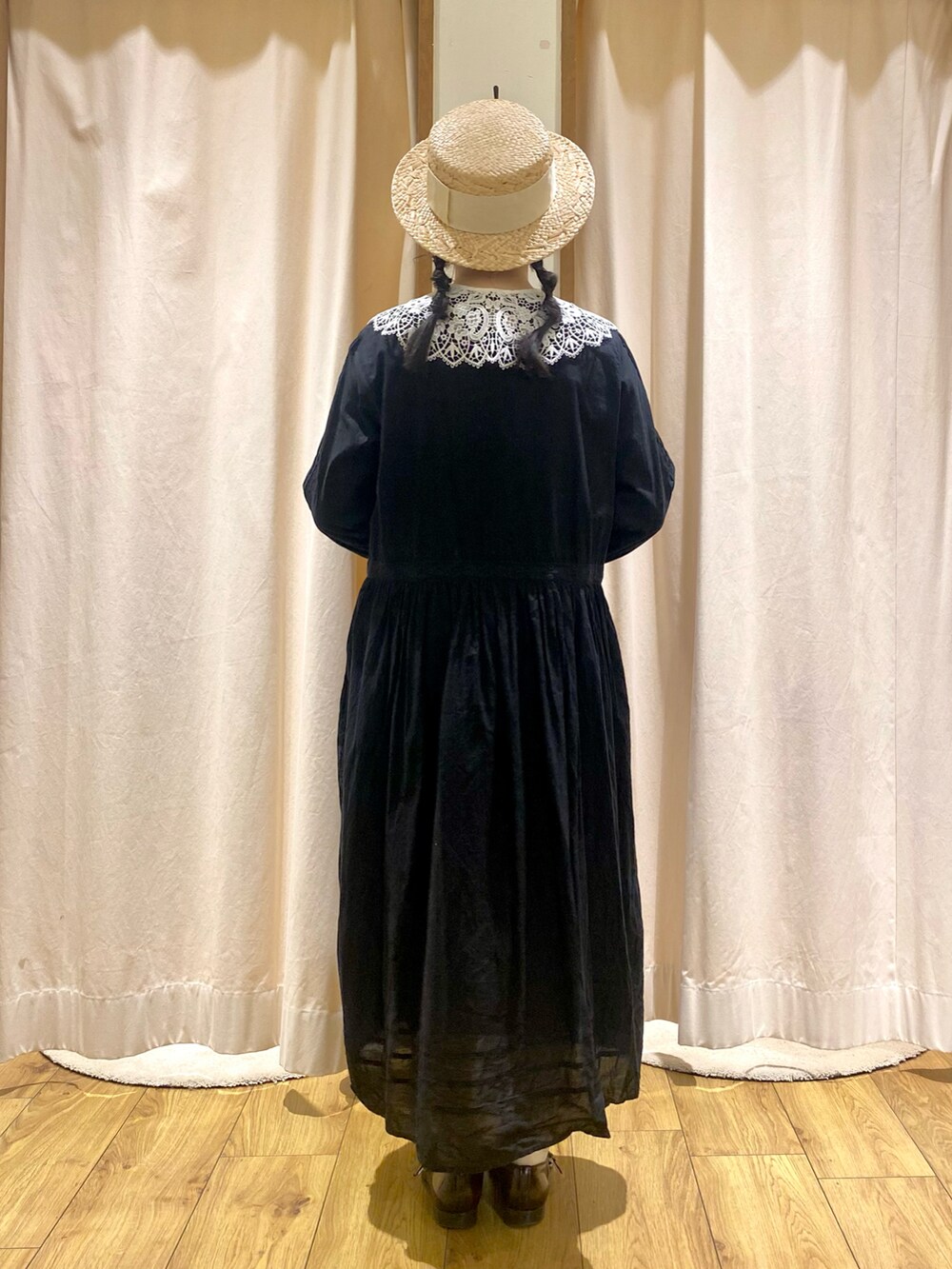 ブラック系のワンピース、ホワイト系のイヤリングを着用したレディースの春コーディネートの3枚目の写真