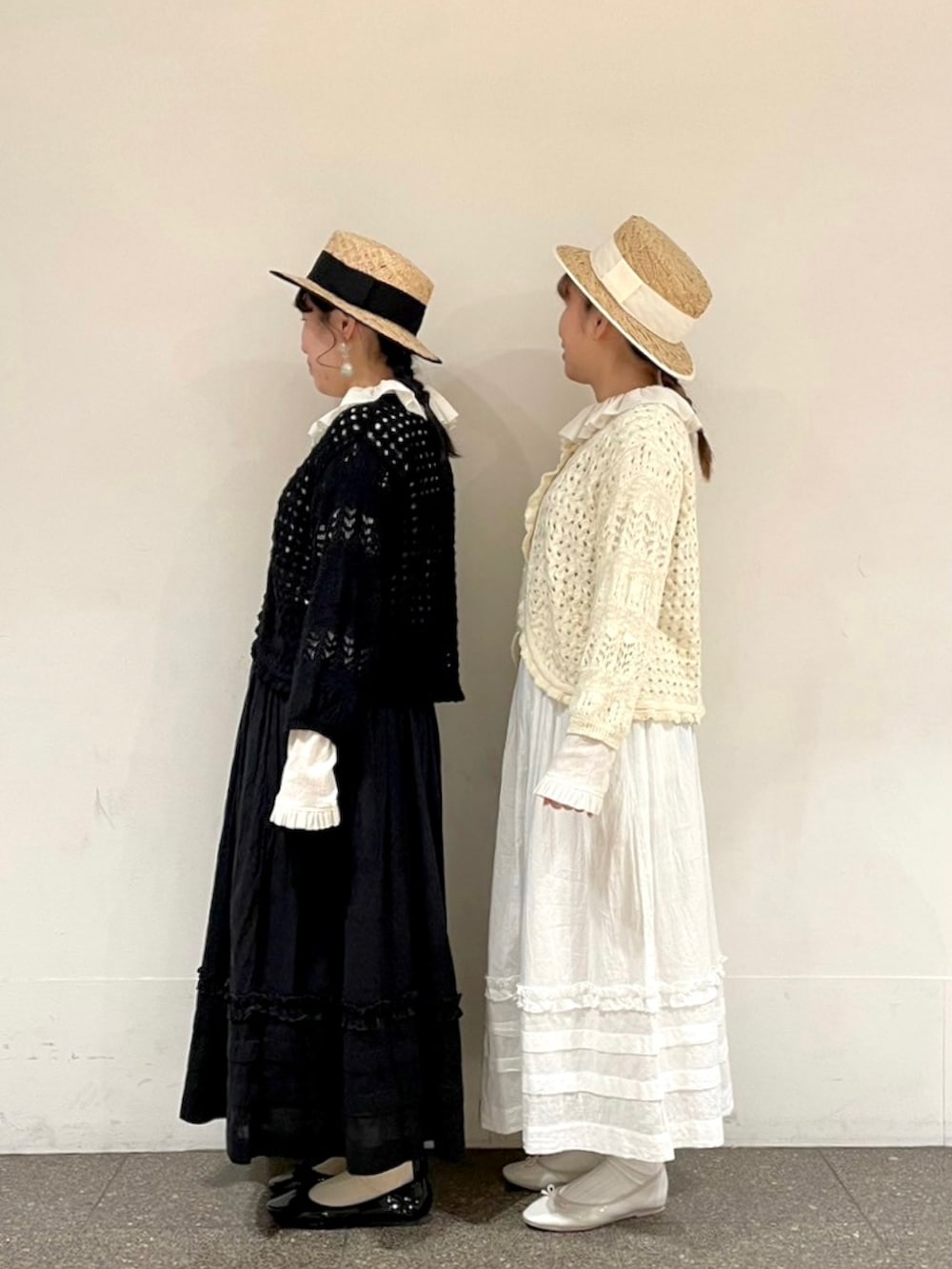 ホワイト系のカーディガン/ボレロ、ホワイト系のスカートを着用したレディースの春コーディネートの3枚目の写真