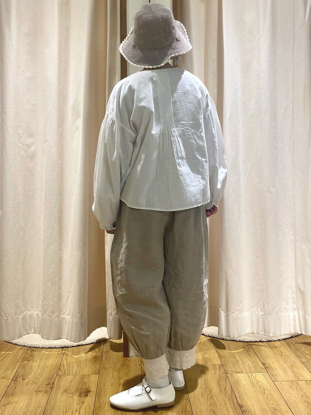 「Samansa Mos2、サマンサ モスモス(Samansa Mos2)、SM2、TSUHARU by Samansa Mos2、kazumiコラボ、ガーリー、春コーデ、むぎわら帽子、ナチュラル、レース」｜「Samansa Mos2のワンストラップシューズ（ドレスシューズ、ホワイト系）」を使った、おすずさん（レディース・151cm）の冬コーディネートの2枚目の写真