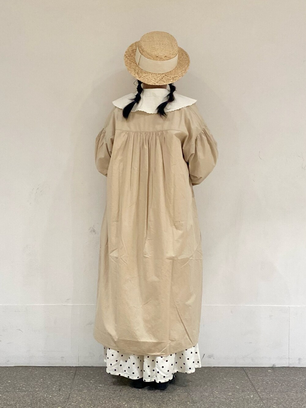 ホワイト系のシャツ/ブラウス、ベージュ系のワンピース、ホワイト系のその他パンツを着用したレディースの春コーディネートの3枚目の写真