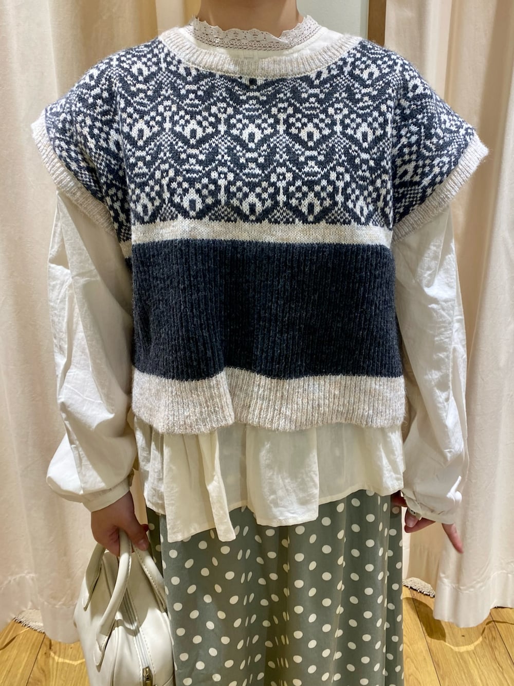 「Samansa Mos2、SM2、サマンサ モスモス(Samansa Mos2)、春コーデ、ベスト、スカート、春服コーデ、休日コーデ、ベレー帽、ガーリーコーデ」｜「Samansa Mos2のジャカード配色前後着ベスト（ベスト、グレー系）」を使った、おすずさん（レディース・151cm）の冬コーディネートの3枚目の写真