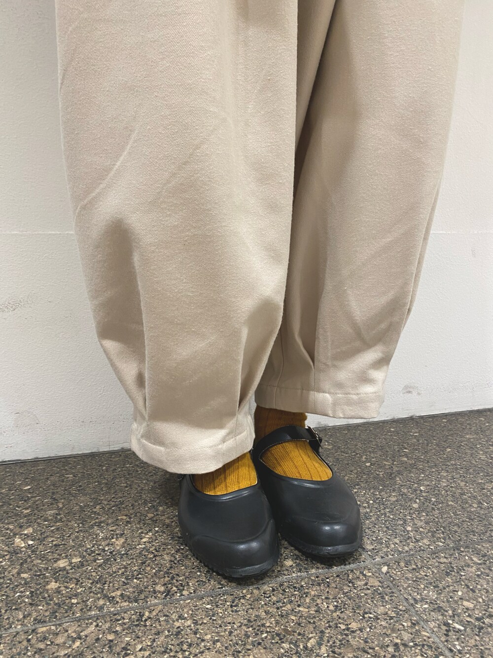 ベージュ系のシャツ/ブラウス、ホワイト系のベスト、ホワイト系のシャツ/ブラウスを着用したレディースの冬コーディネートの4枚目の写真