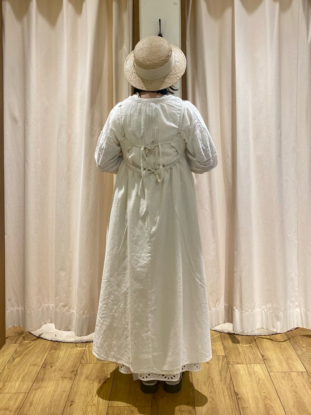 ホワイト系のシャツ/ブラウス、ホワイト系のTシャツ/カットソー、ホワイト系のワンピースを着用したレディースの春コーディネートの3枚目の写真