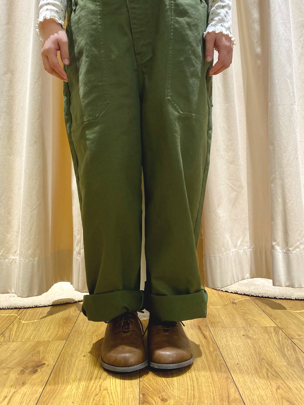 ブラウン系のドレスシューズ、グリーン系のその他パンツ、ホワイト系のTシャツ/カットソーを着用したレディースの冬コーディネートの4枚目の写真