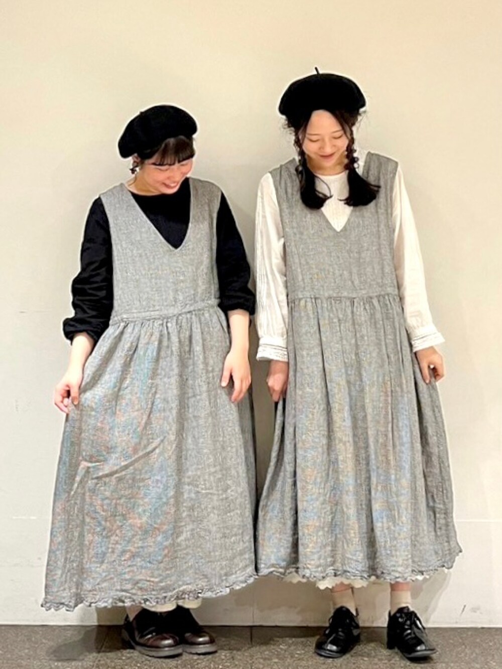 ブラック系のワンピース、ブラック系のワンピースを着用したレディースの春コーディネートの4枚目の写真