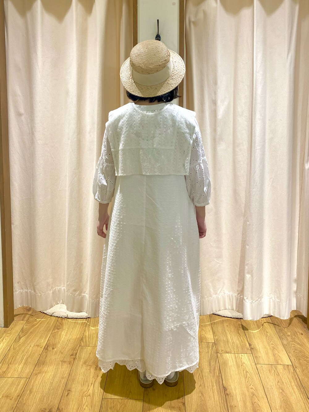 ホワイト系のベスト、ホワイト系のシャツ/ブラウス、ホワイト系のシャツ/ブラウスを着用したレディースの夏コーディネートの3枚目の写真