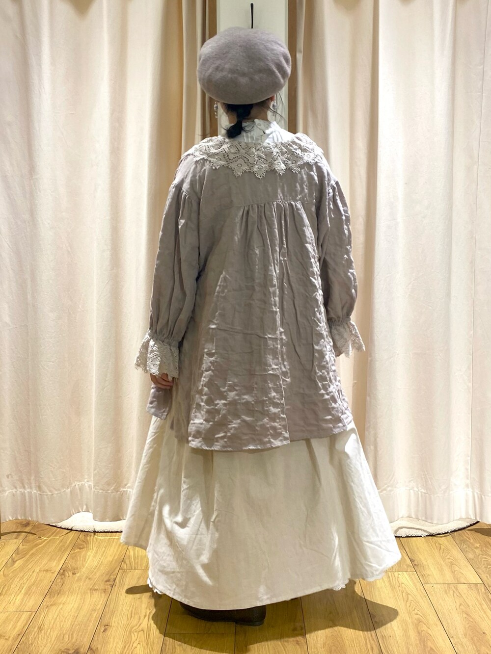 ホワイト系のTシャツ/カットソー、ベージュ系のトップス、ホワイト系のワンピースを着用したレディースの秋コーディネートの2枚目の写真