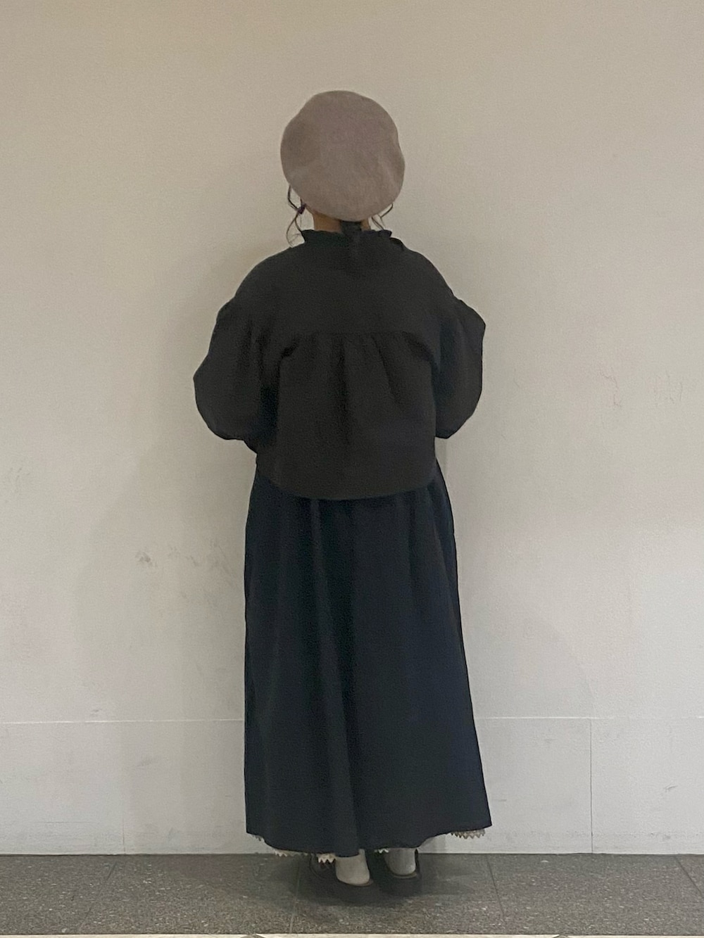 ブラック系のワンピース、グレー系のノーカラージャケットを着用したレディースの秋コーディネートの2枚目の写真