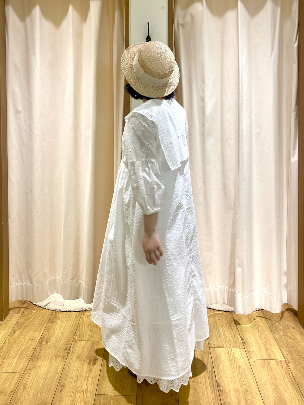 ホワイト系のベスト、ホワイト系のシャツ/ブラウス、ホワイト系のシャツ/ブラウスを着用したレディースの夏コーディネートの2枚目の写真