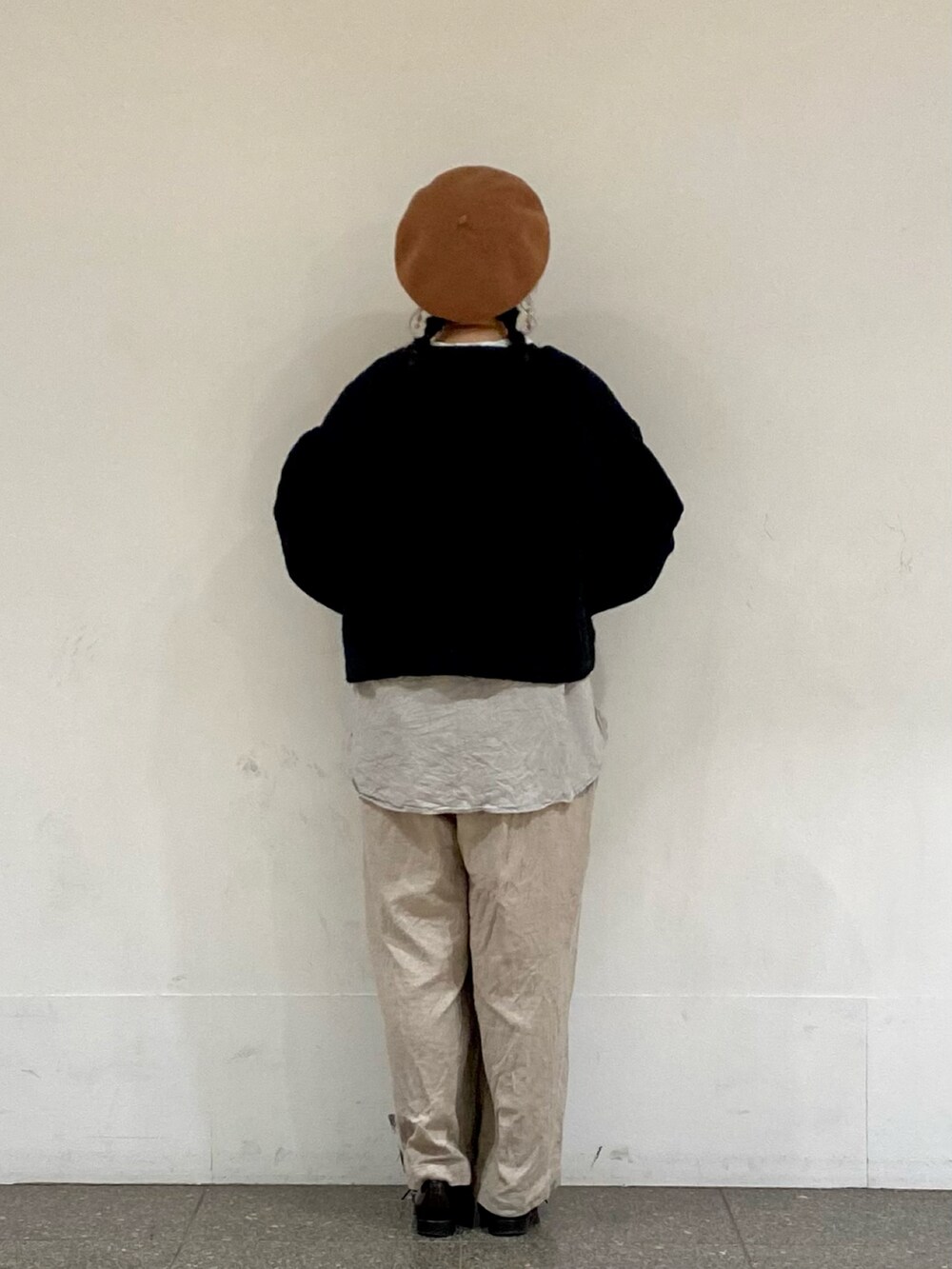 ブラック系のその他アウター、グレー系のシャツ/ブラウス、グレー系のその他パンツを着用したレディースの秋コーディネートの2枚目の写真