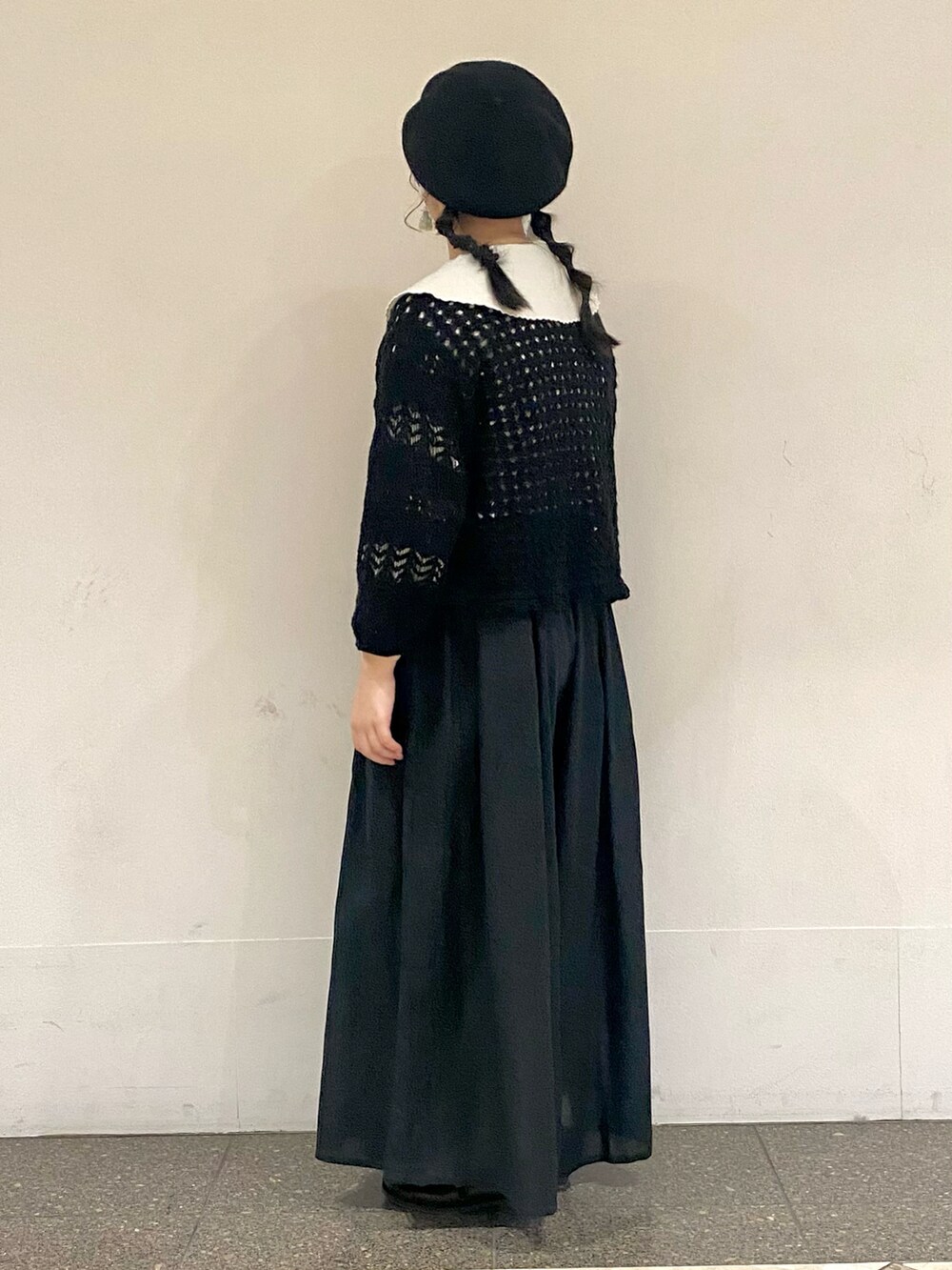 ホワイト系のシャツ/ブラウス、ブラック系のカーディガン/ボレロ、ブラック系のその他パンツを着用したレディースの春コーディネートの2枚目の写真