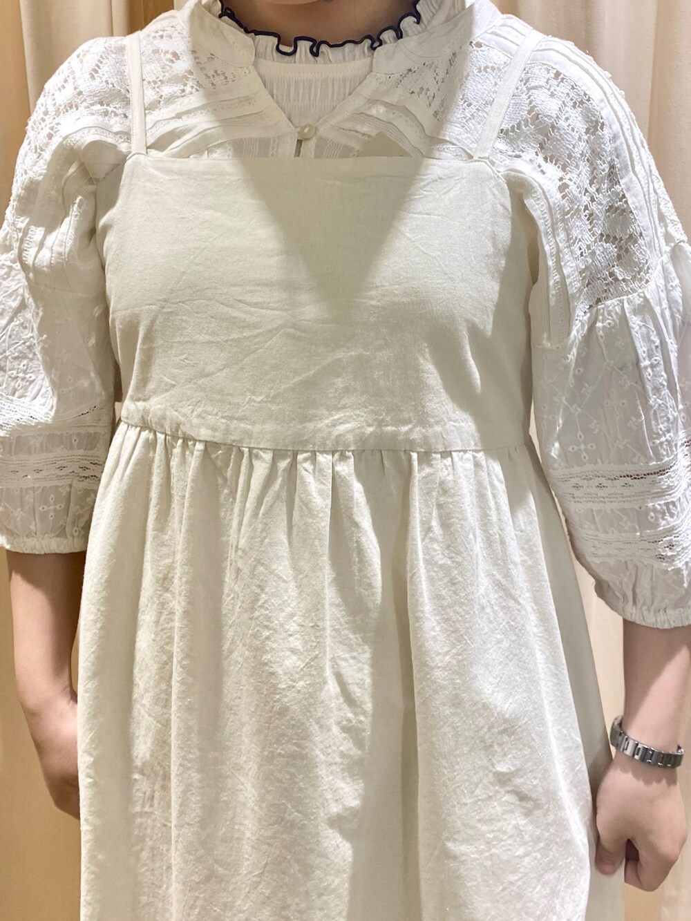 ホワイト系のシャツ/ブラウス、ホワイト系のTシャツ/カットソー、ホワイト系のワンピースを着用したレディースの春コーディネートの4枚目の写真