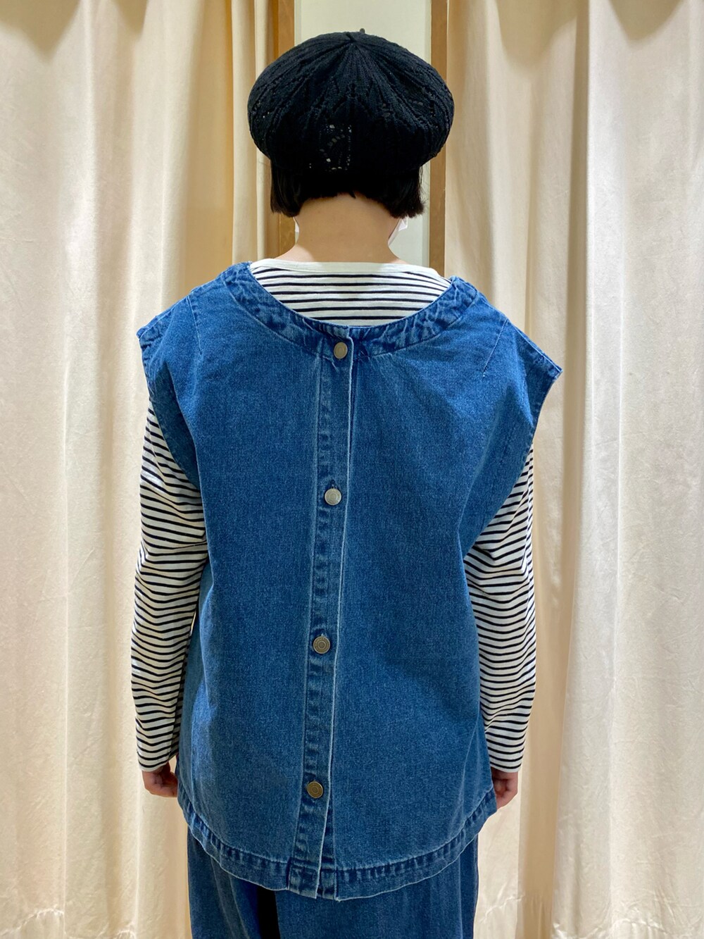 ブルー系のベスト、ブルー系のデニムパンツ、ホワイト系のTシャツ/カットソーを着用したレディースの冬コーディネートの4枚目の写真