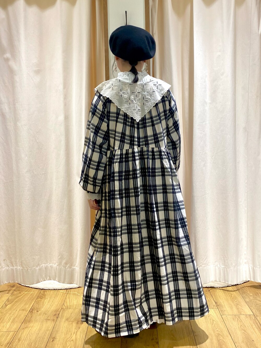 ホワイト系のワンピース、ホワイト系のTシャツ/カットソー、その他のイヤリングを着用したレディースの秋コーディネートの2枚目の写真