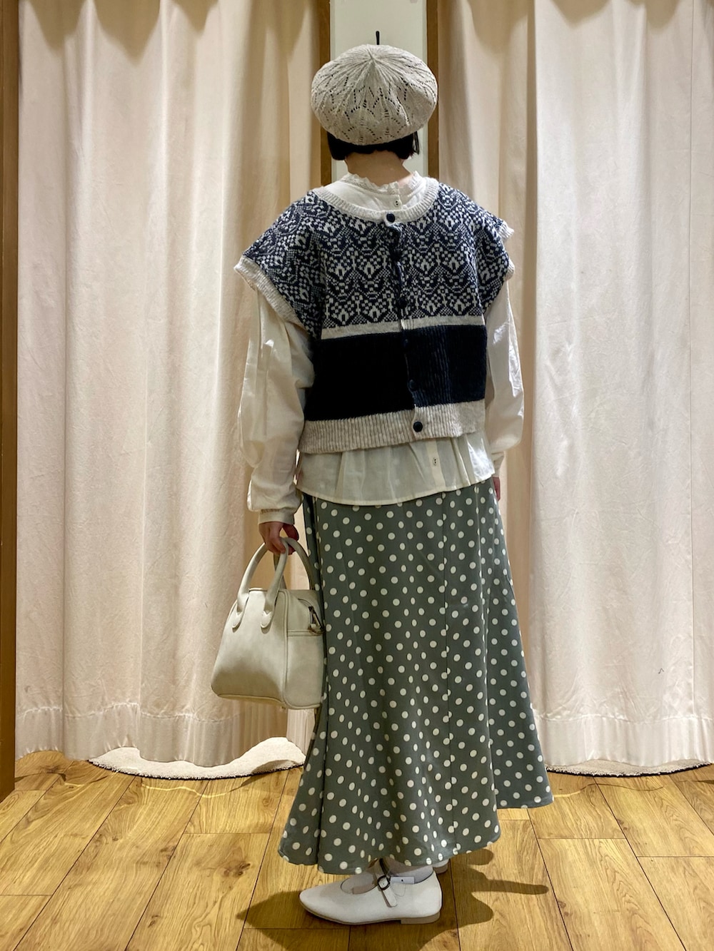 「Samansa Mos2、SM2、サマンサ モスモス(Samansa Mos2)、春コーデ、ベスト、スカート、春服コーデ、休日コーデ、ベレー帽、ガーリーコーデ」｜「Samansa Mos2のジャカード配色前後着ベスト（ベスト、グレー系）」を使った、おすずさん（レディース・151cm）の冬コーディネートの2枚目の写真