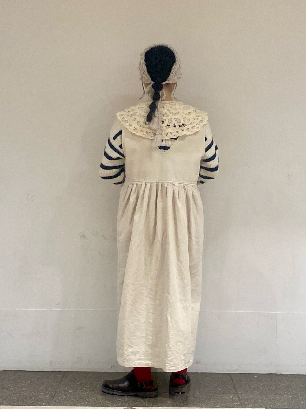 ブラウン系のサンダル、ホワイト系のワンピース、ホワイト系のカーディガン/ボレロを着用したレディースの冬コーディネートの3枚目の写真