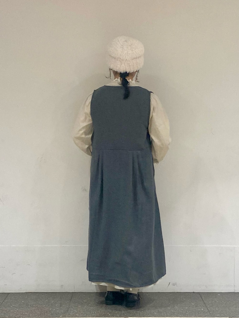 ベージュ系のシャツ/ブラウス、グレー系のワンピース、ベージュ系のスカートを着用したレディースの冬コーディネートの2枚目の写真