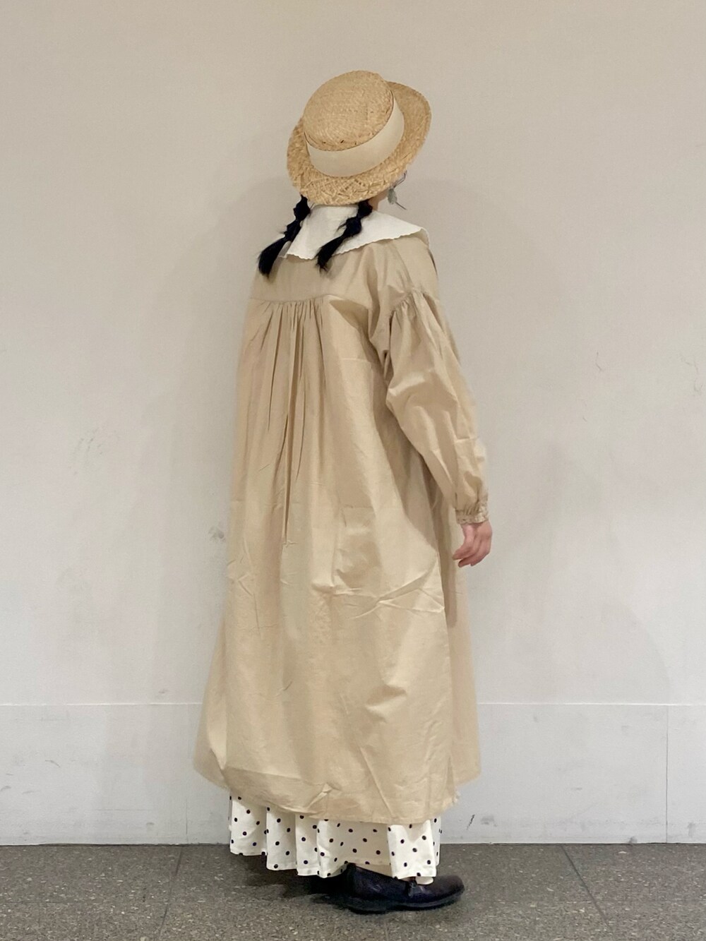 ホワイト系のシャツ/ブラウス、ベージュ系のワンピース、ホワイト系のその他パンツを着用したレディースの春コーディネートの2枚目の写真