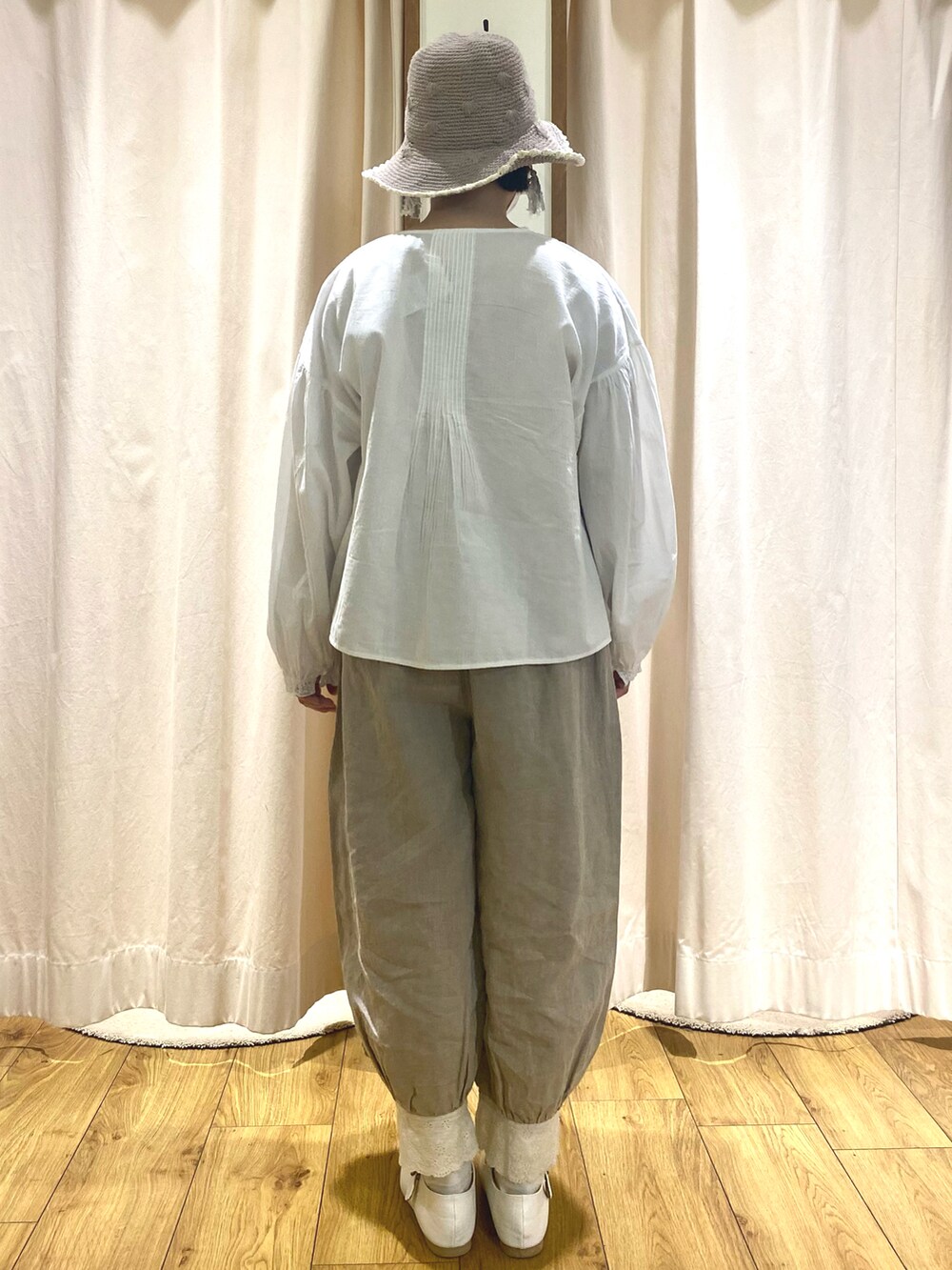 「Samansa Mos2、サマンサ モスモス(Samansa Mos2)、SM2、TSUHARU by Samansa Mos2、kazumiコラボ、ガーリー、春コーデ、むぎわら帽子、ナチュラル、レース」｜「Samansa Mos2のワンストラップシューズ（ドレスシューズ、ホワイト系）」を使った、おすずさん（レディース・151cm）の冬コーディネートの3枚目の写真