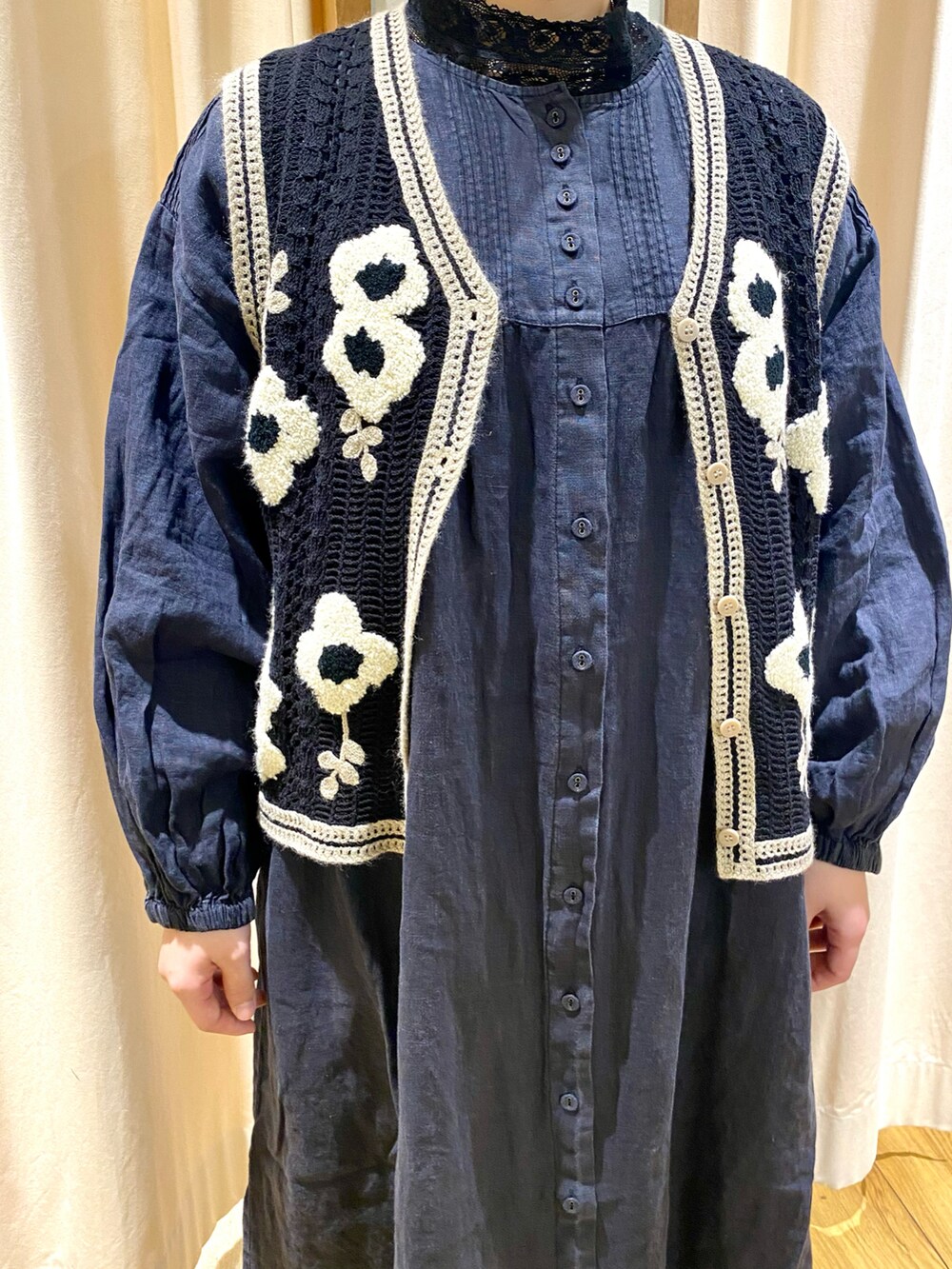 ブルー系のワンピース、ブラック系のベスト、ブルー系のその他パンツを着用したレディースの春コーディネートの4枚目の写真