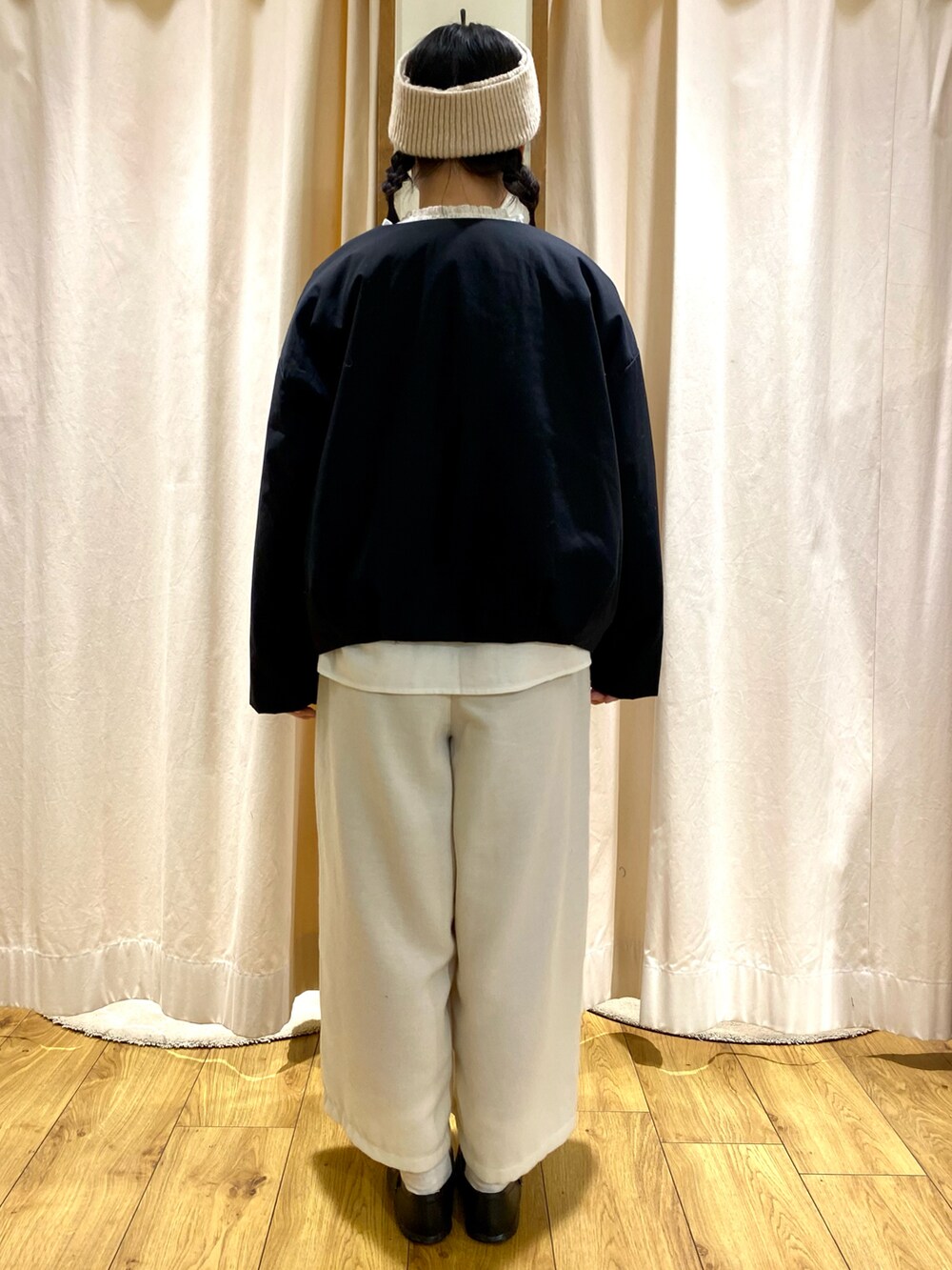 ブラック系のノーカラージャケット、ホワイト系のシャツ/ブラウス、ブラック系のその他パンツを着用したレディースの冬コーディネートの2枚目の写真