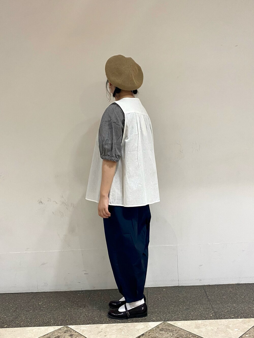 ホワイト系のベスト、ブルー系のその他パンツ、ブラック系のシャツ/ブラウスを着用したレディースの夏コーディネートの3枚目の写真