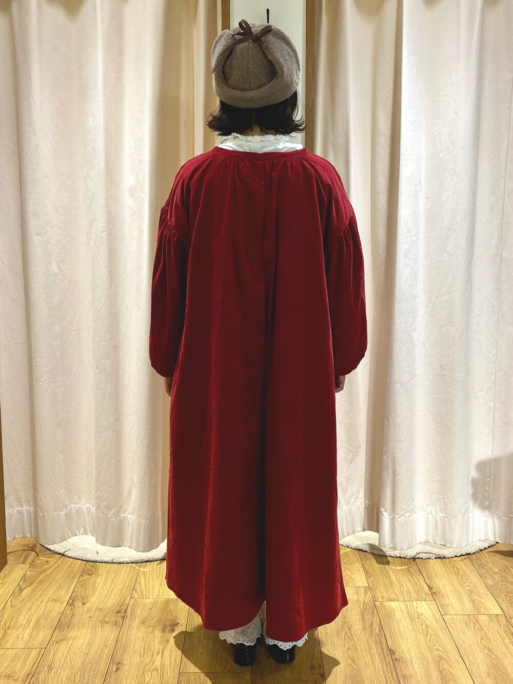 ホワイト系のシャツ/ブラウス、ホワイト系のその他パンツ、レッド系のワンピースを着用したレディースの秋コーディネートの2枚目の写真