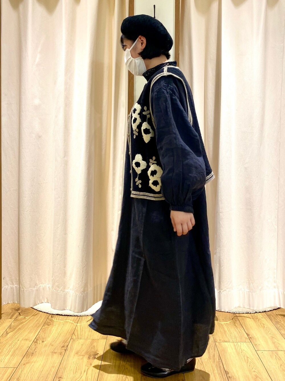 ブルー系のワンピース、ブラック系のベスト、ブルー系のその他パンツを着用したレディースの春コーディネートの2枚目の写真