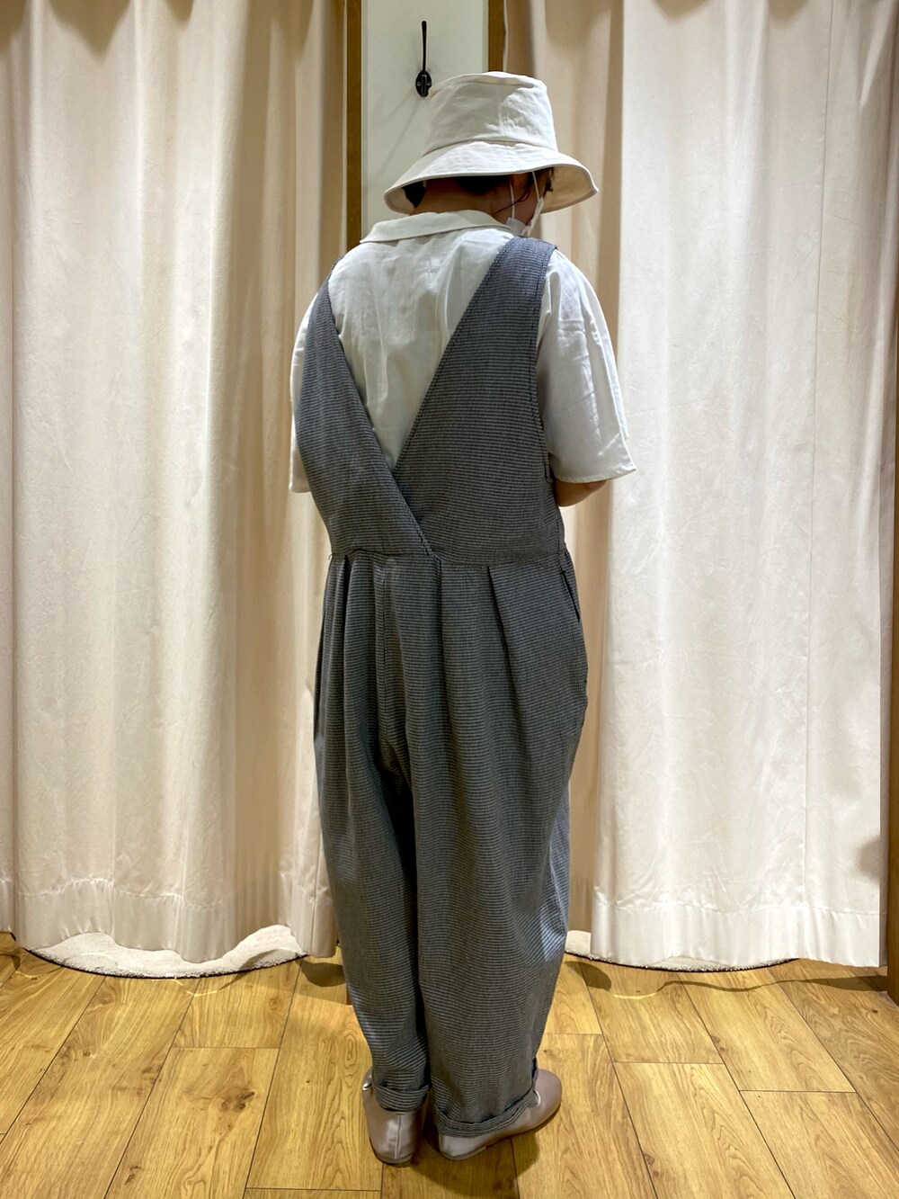 ブラック系のサロペット/オーバーオール、ベージュ系のその他シューズ、ホワイト系のシャツ/ブラウスを着用したレディースの夏コーディネートの2枚目の写真