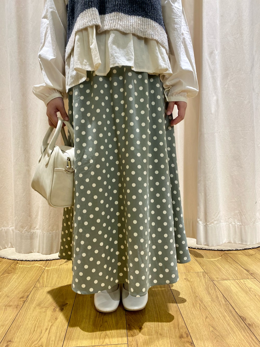 「Samansa Mos2、SM2、サマンサ モスモス(Samansa Mos2)、春コーデ、ベスト、スカート、春服コーデ、休日コーデ、ベレー帽、ガーリーコーデ」｜「Samansa Mos2のジャカード配色前後着ベスト（ベスト、グレー系）」を使った、おすずさん（レディース・151cm）の冬コーディネートの4枚目の写真