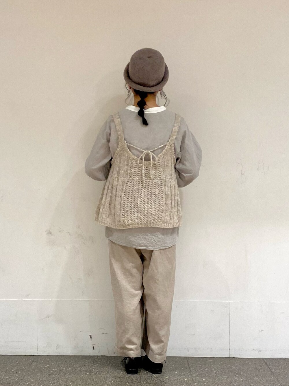 グレー系のその他パンツ、ブラック系のニット/セーター、グレー系のシャツ/ブラウスを着用したレディースの秋コーディネートの3枚目の写真