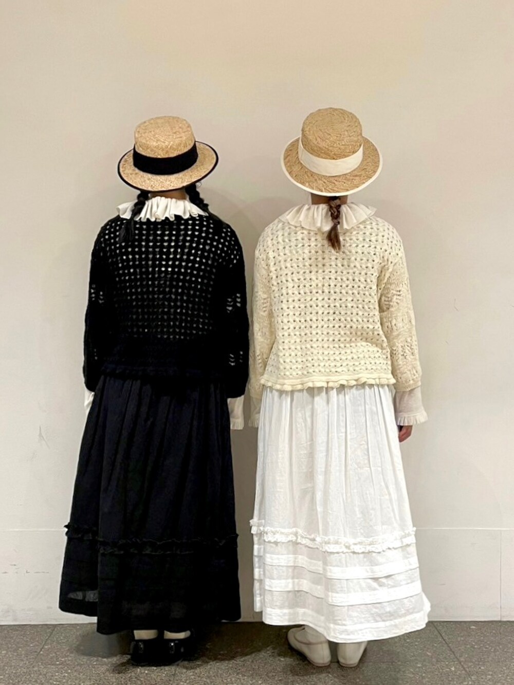 ホワイト系のカーディガン/ボレロ、ホワイト系のスカートを着用したレディースの春コーディネートの4枚目の写真