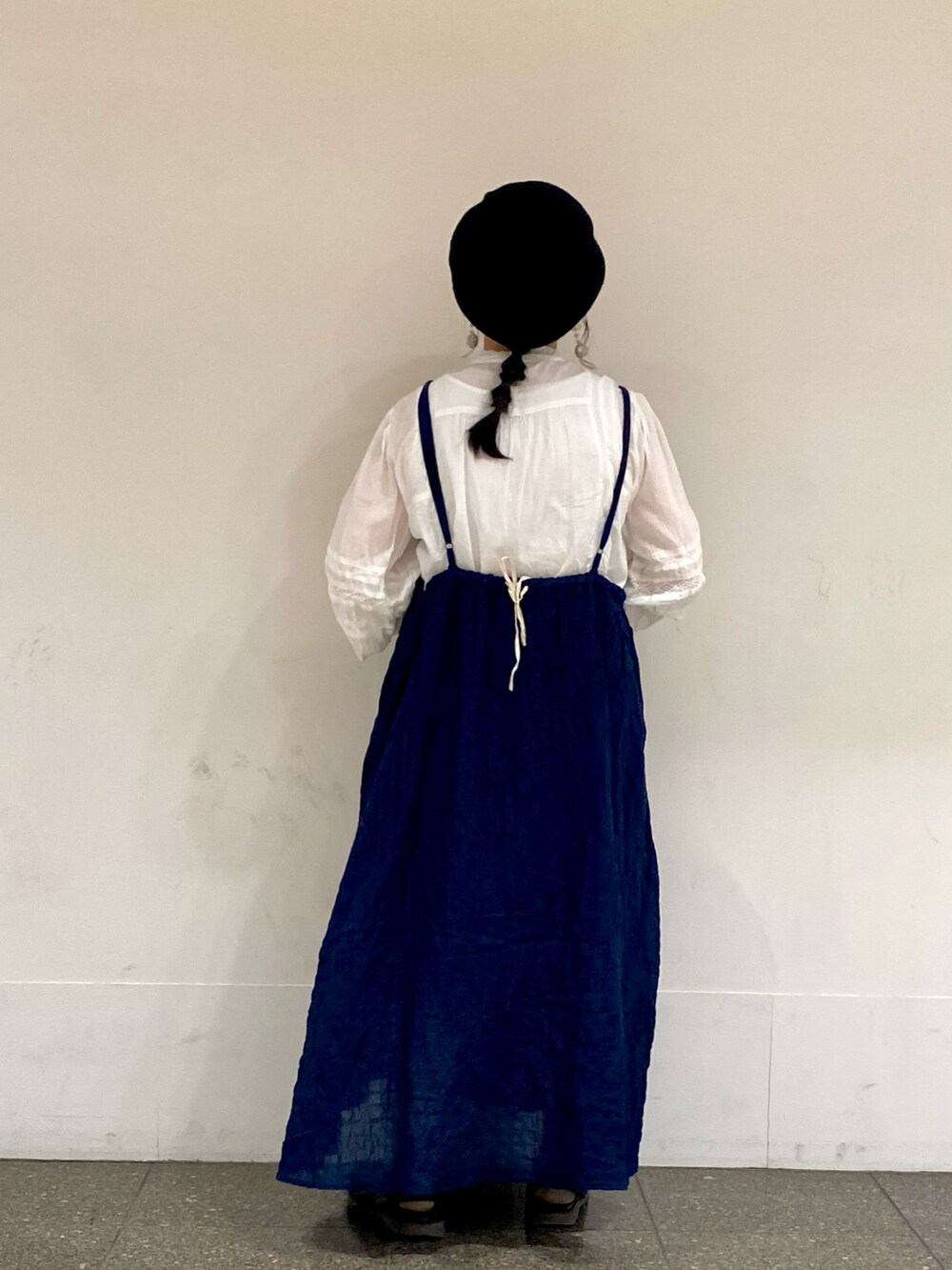 ホワイト系のシャツ/ブラウス、グリーン系のイヤリングを着用したレディースの春コーディネートの3枚目の写真