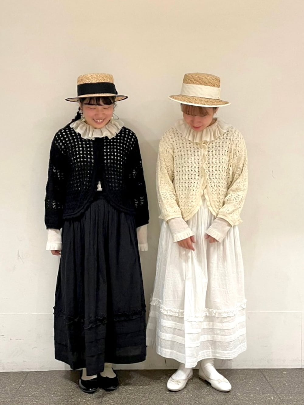 ホワイト系のカーディガン/ボレロ、ホワイト系のスカートを着用したレディースの春コーディネートの2枚目の写真