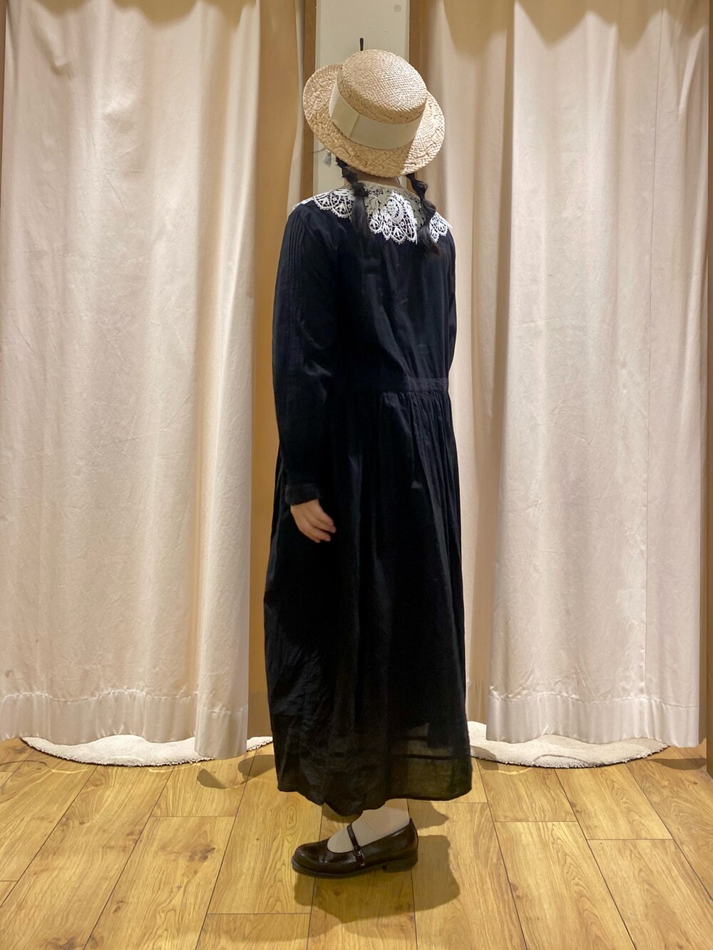 ブラック系のワンピース、ホワイト系のイヤリングを着用したレディースの春コーディネートの2枚目の写真