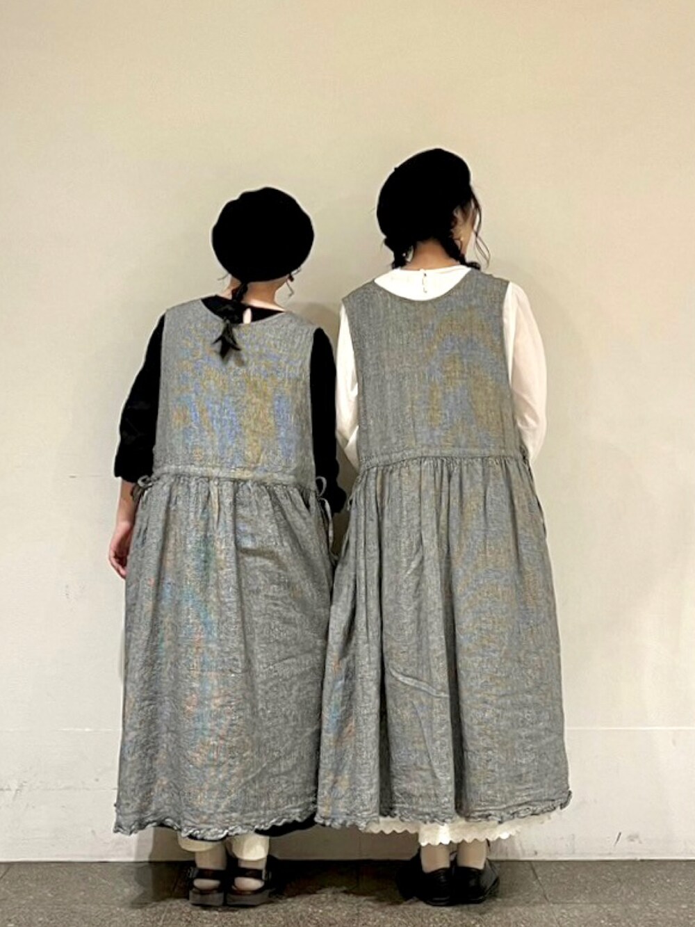 ブラック系のワンピース、ブラック系のワンピースを着用したレディースの春コーディネートの3枚目の写真