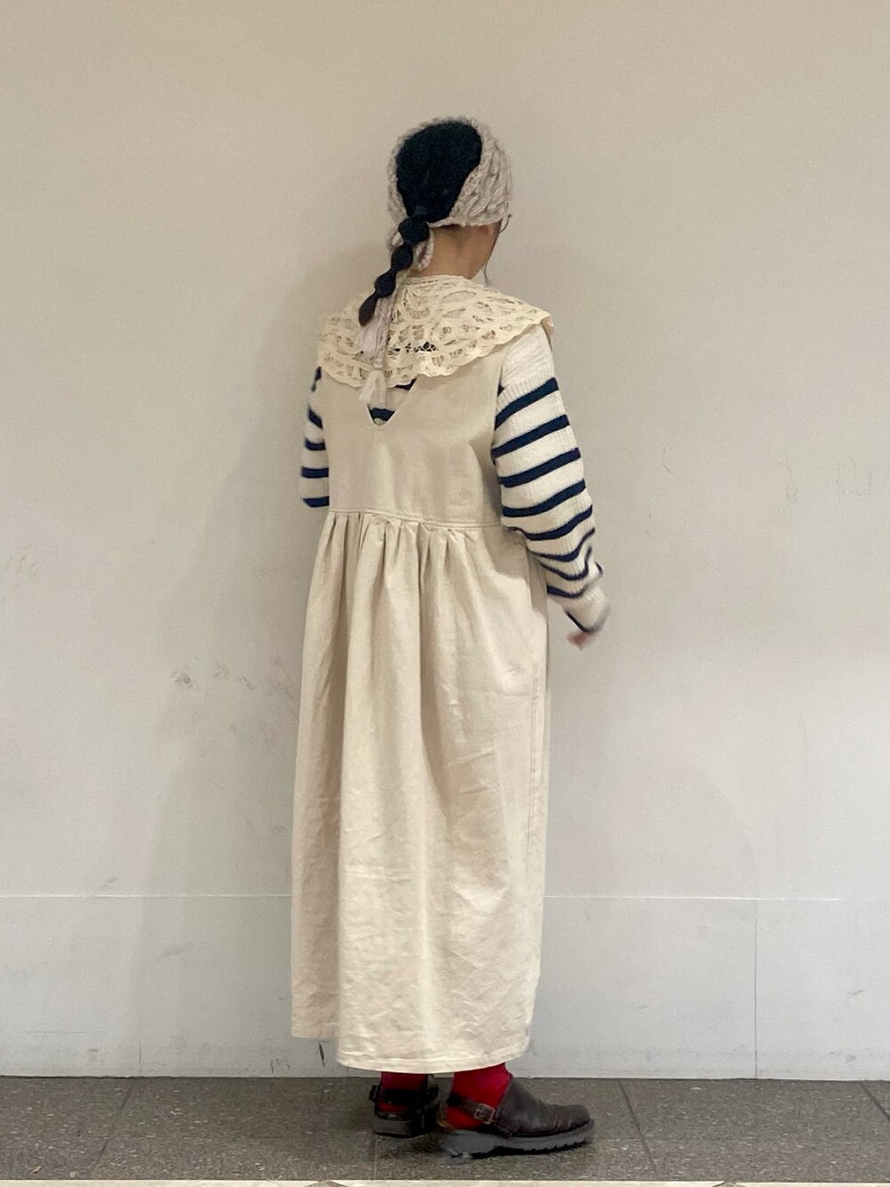 ブラウン系のサンダル、ホワイト系のワンピース、ホワイト系のカーディガン/ボレロを着用したレディースの冬コーディネートの2枚目の写真