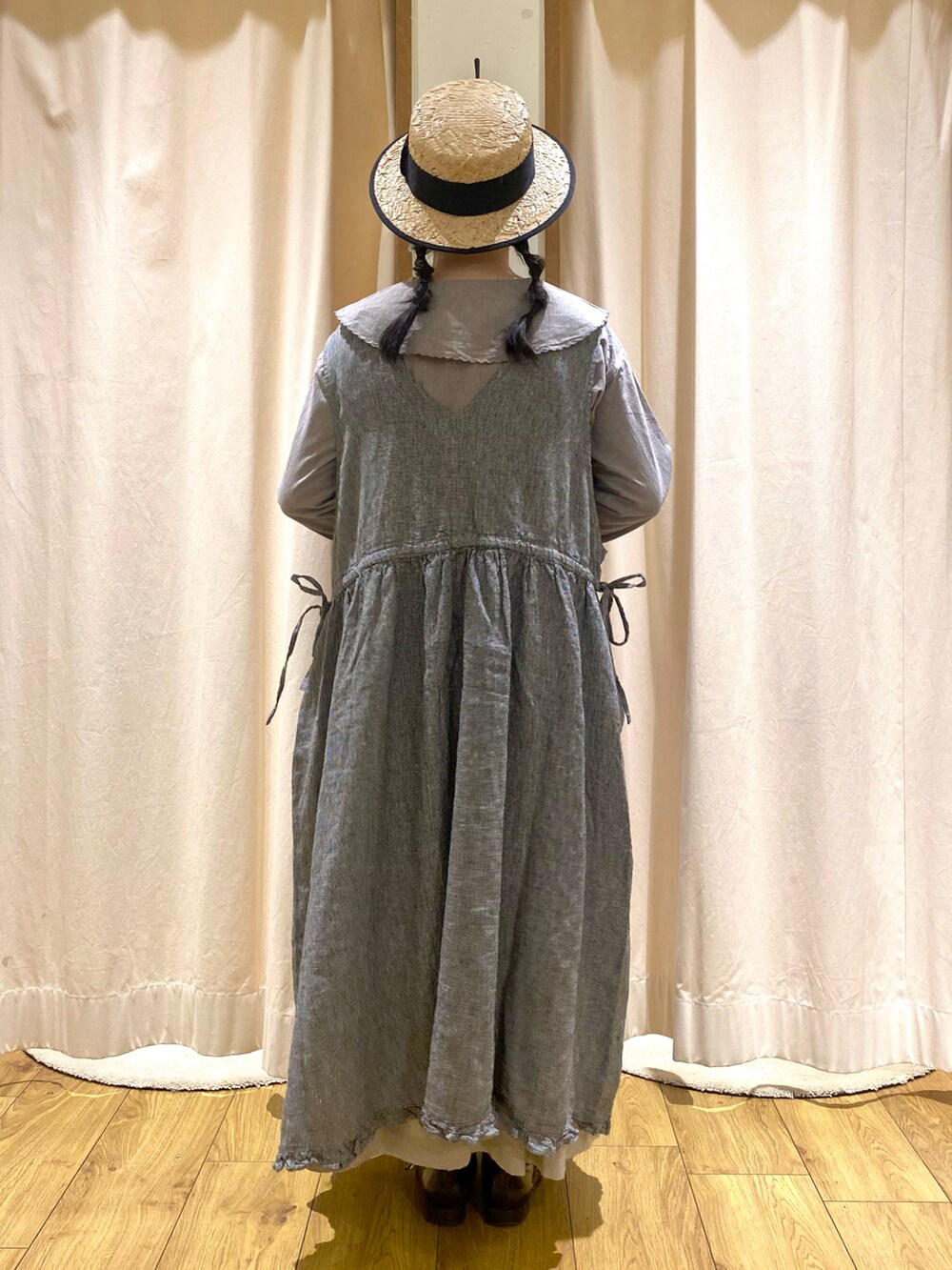 グレー系のシャツ/ブラウス、グレー系のスカート、ブラック系のワンピースを着用したレディースの春コーディネートの3枚目の写真