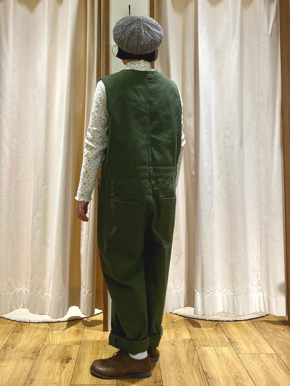 ブラウン系のドレスシューズ、グリーン系のその他パンツ、ホワイト系のTシャツ/カットソーを着用したレディースの冬コーディネートの2枚目の写真