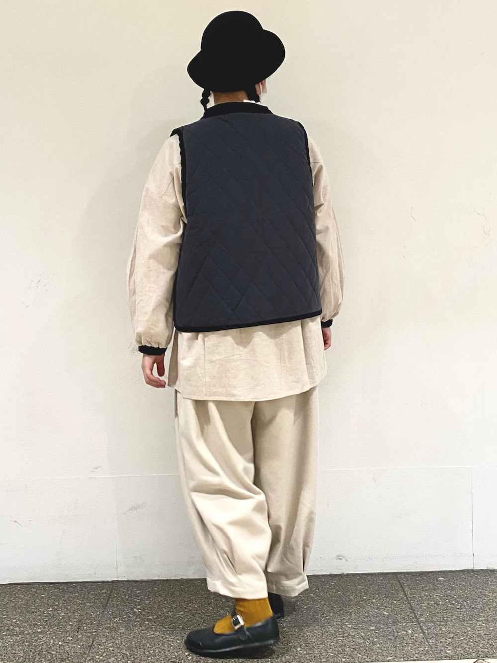 ベージュ系のシャツ/ブラウス、ホワイト系のベスト、ホワイト系のシャツ/ブラウスを着用したレディースの冬コーディネートの2枚目の写真